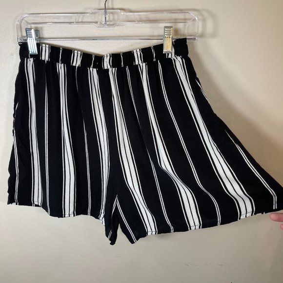 Hollister Black and White Striped Shorts - Picture 7 of 7